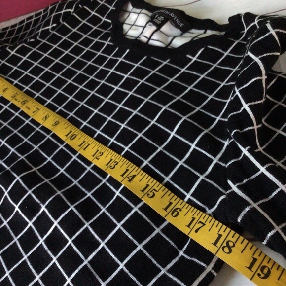 Saks fifth avenue checkered short stretchy, geometric, trellis women knit top - Picture 3 of 11